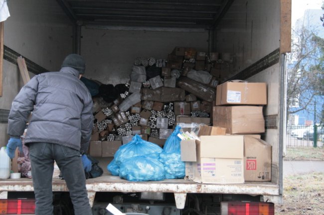 З Луцька вивезли вантажівку відпрацьованих ламп та термометрів. ФОТО