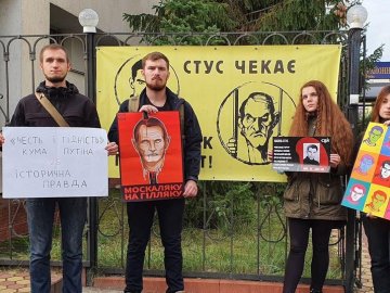 Суд заборонив розповсюджувати книги Кіпіані про Стуса без дозволу Медведчука