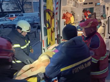 Луцькі рятувальники визволяли жінку з квартири