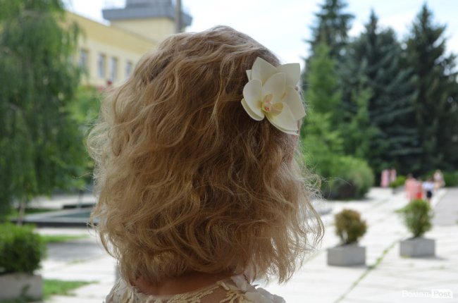 Квіти у волоссі та легкі «хвилі»: зачіски луцьких випускниць. ФОТО