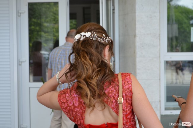 Квіти у волоссі та легкі «хвилі»: зачіски луцьких випускниць. ФОТО