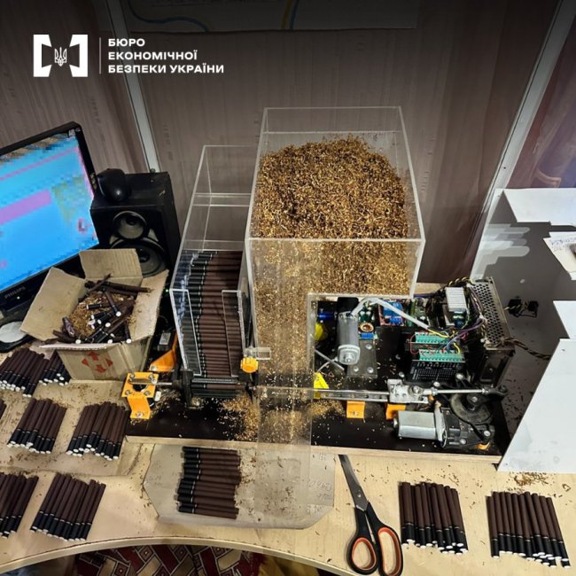 Лучанин облаштував у своєму будинку підпільну фабрику цигарок. ФОТО, ВІДЕО