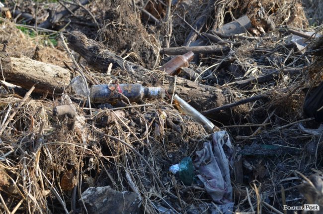 Дихати неможливо: лучани скаржаться на сміття та паліїв у центральному парку
