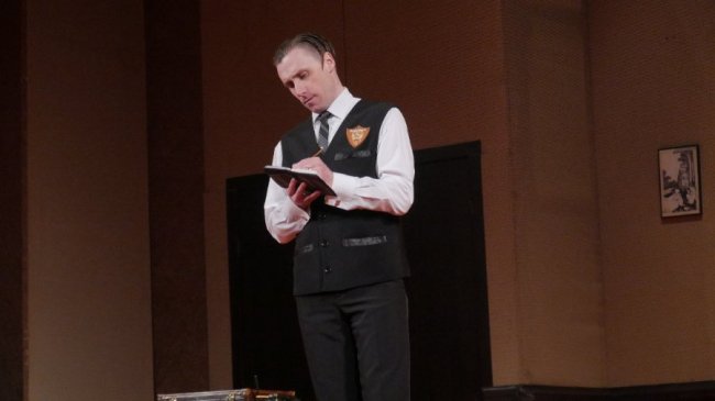 Гучне повернення: на сцені луцького театру знову йтиме яскрава комедія «Номер 13»