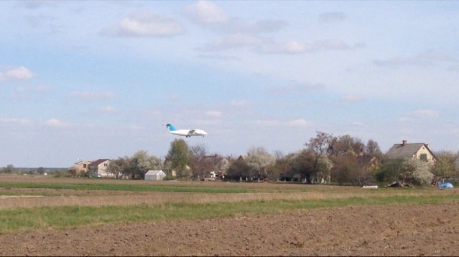 На луцькому аеродромі сідав літак, схожий на президентський