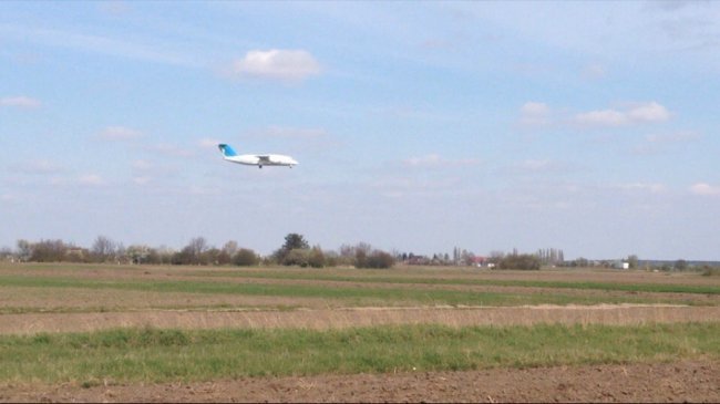 На луцькому аеродромі сідав літак, схожий на президентський