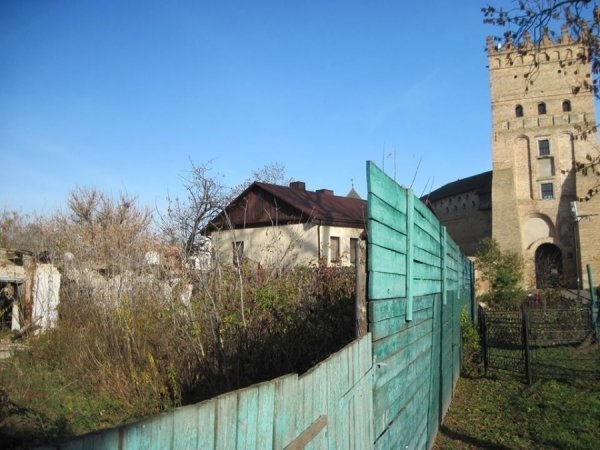 У Луцьку зробили смітник просто під стінами замку Любарта. ФОТО