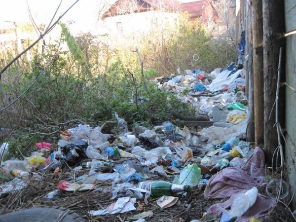 У Луцьку зробили смітник просто під стінами замку Любарта. ФОТО