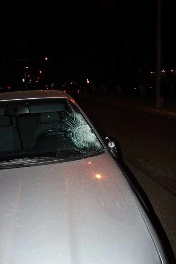 У центрі Луцька авто збило дівчину. ФОТО