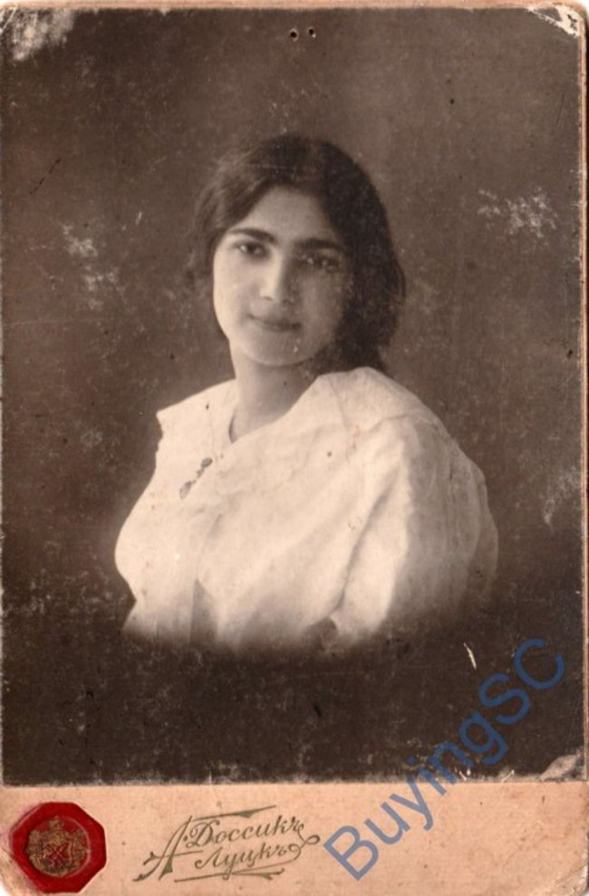 Портрет дівчини. Фотосалон «Доссикь», початок ХХ ст.