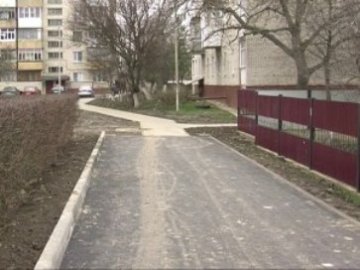 У Луцьку відновили ремонт доріг і дворів