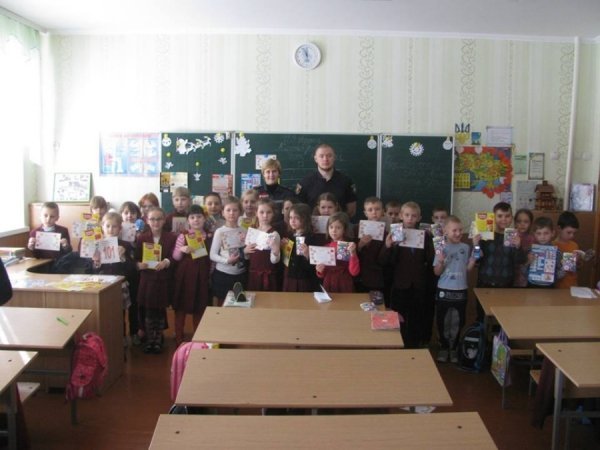 У Луцьку патрульні та пожежники навчали дітей правил безпеки