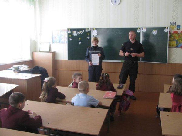 У Луцьку патрульні та пожежники навчали дітей правил безпеки