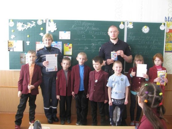 У Луцьку патрульні та пожежники навчали дітей правил безпеки