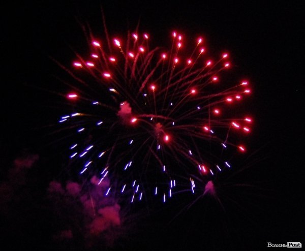 Вогнем і піротехнікою Луцьк відсалютував Перемозі