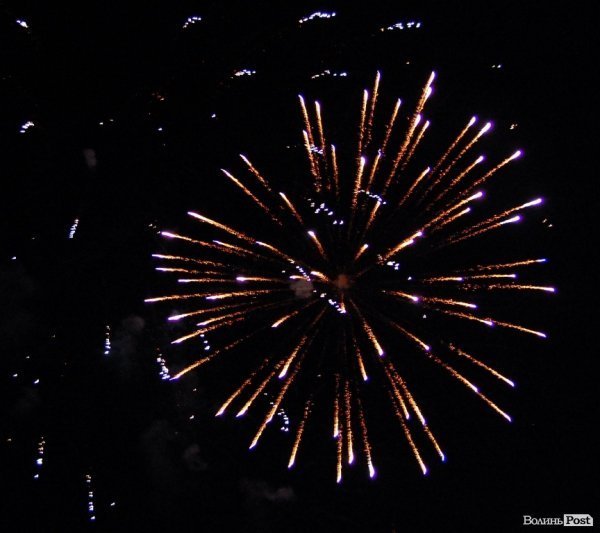 Вогнем і піротехнікою Луцьк відсалютував Перемозі
