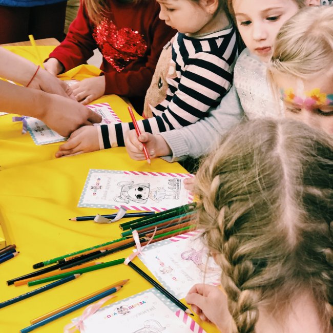 «Смугастий носоріг», що у «Промені», влаштовує анімаційні програми за межами комплексу*