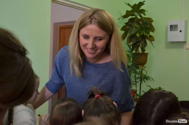 Англійська з лабрадором, пензликом чи фільмом: у луцькій школі іноземних мов «Джерело» влаштовують особливі уроки. ФОТО*