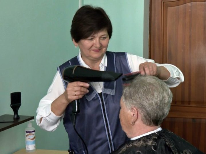 Безплатні стрижки: як працює соціальна перукарня у Нововолинську на Волині