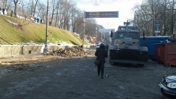 «Зворотній бік» Грушевського: військова техніка і міліція. ФОТО