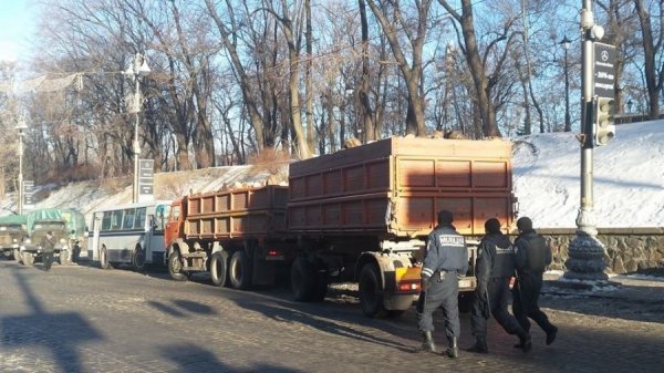 «Зворотній бік» Грушевського: військова техніка і міліція. ФОТО