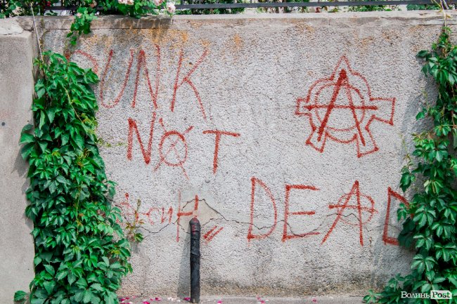 Біля Свято-Троїцького кафедрального собору