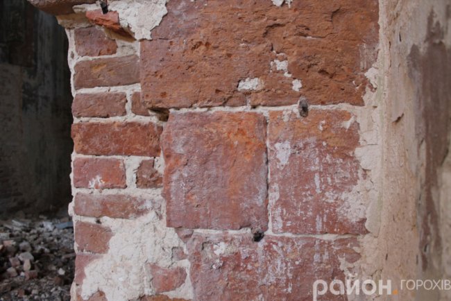 Цю цеглу прибивали гвіздками