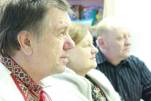 У Луцьку на Андріївських вечорницях нігерієць смакував вареники. ФОТО