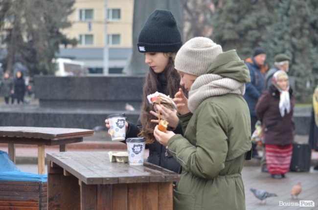 Від і до: що і за скільки пропонують купити на різдвяному ярмарку в центрі Луцька. ФОТО