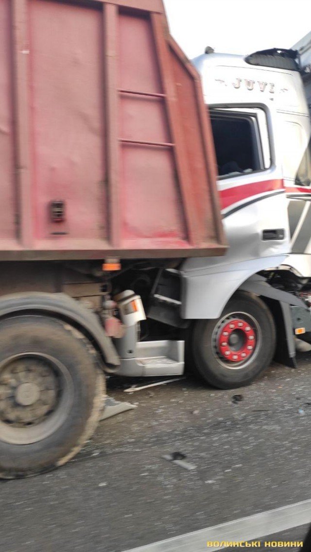 Неподалік Луцька зіткнулися дві фури. ВІДЕО