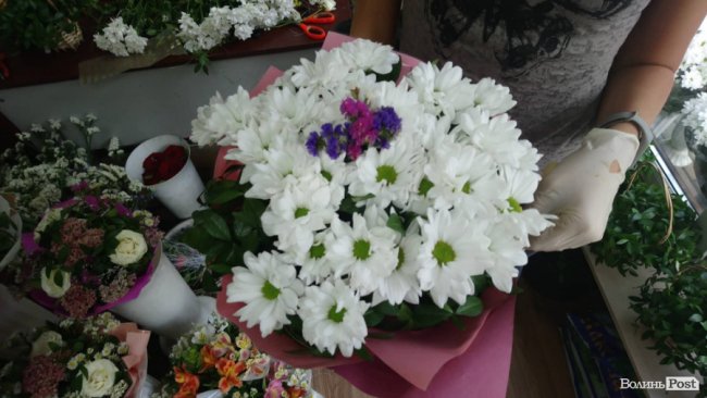«Квітковий бум» на перший дзвоник: ціни в Луцьку. ФОТО