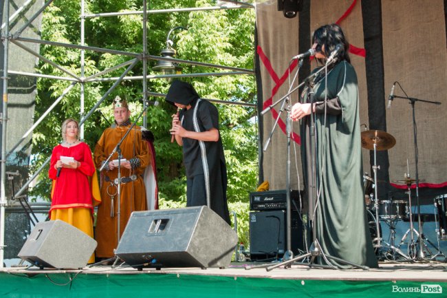 Середньовічні сукні, лицарські обладунки і давні забави: «Князівський бенкет» у Луцьку. ФОТО