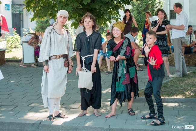 Середньовічні сукні, лицарські обладунки і давні забави: «Князівський бенкет» у Луцьку. ФОТО