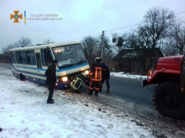 Застрягли на бездоріжжі: на Волині рятувальники відбуксирували два авто й рейсовий автобус. ВІДЕО