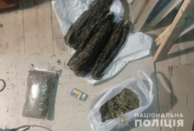 Під час обшуків у волинян виявили наркотики та бурштин. ФОТО