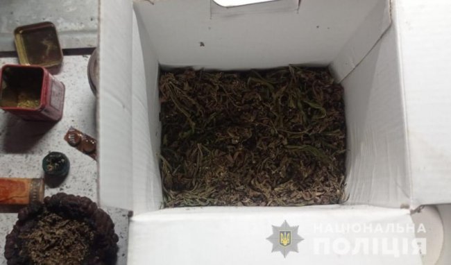 Під час обшуків у волинян виявили наркотики та бурштин. ФОТО
