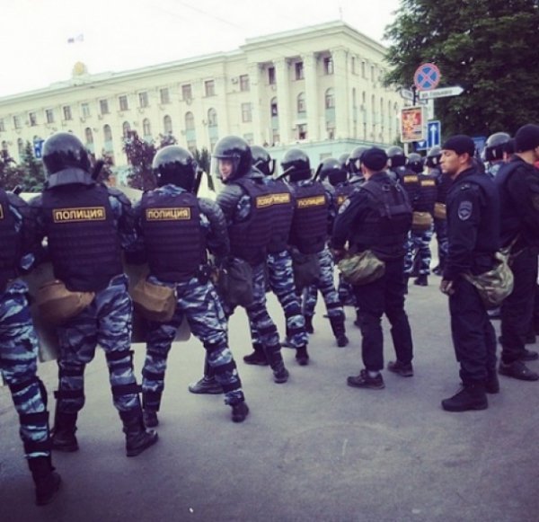Сотні ОМОНівців не дають кримським татарам проводити мітинг. ФОТО