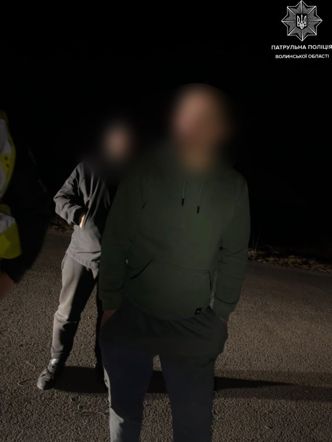 На Волині п'яний водій з'їхав у кювет: потім лишив авто та разом з пасажиром намагався втекти від поліції