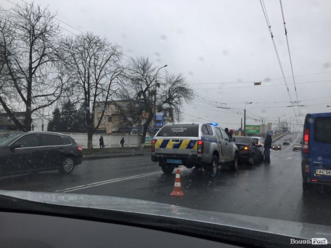 Ранкова аварія у Луцьку: стукнулись два Renault. ФОТО