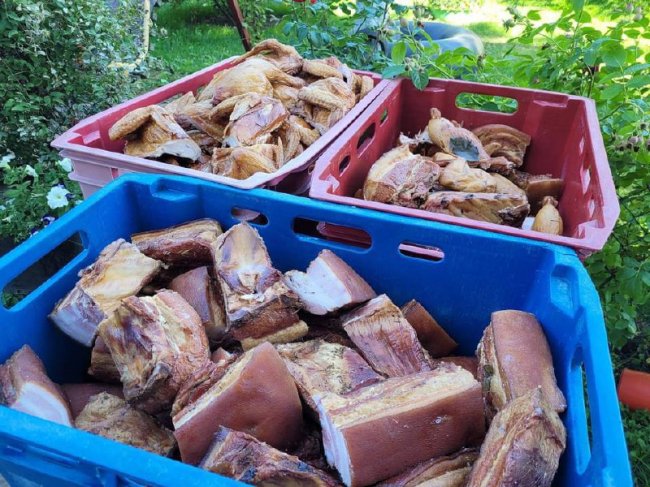 Годує воїнів і знімає ТіkТоk: чоловік з села на Волині передав для ЗСУ півтори тонни копченого м’яса