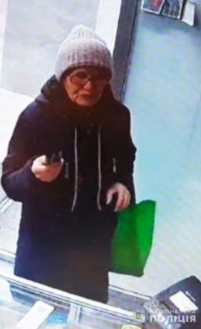 У Луцьку жінка заволоділа чужою карткою та розраховувалась нею  у магазинах