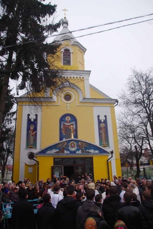 У луцькій церкві святять воду. ФОТО