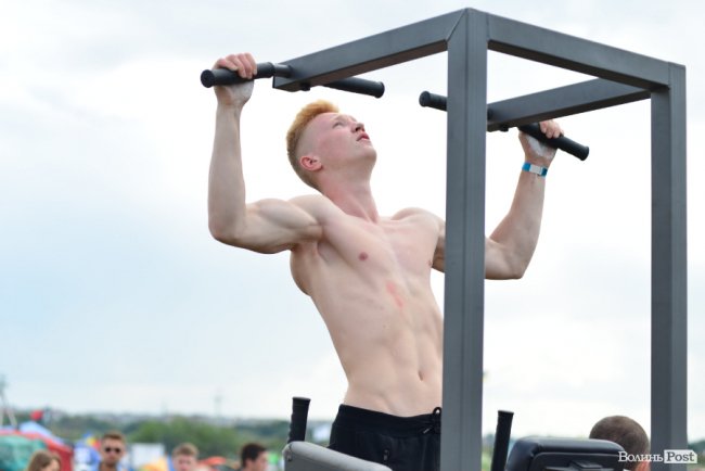 Як у Луцьку на «Бандерштаті» змагалися силачі. ФОТО  