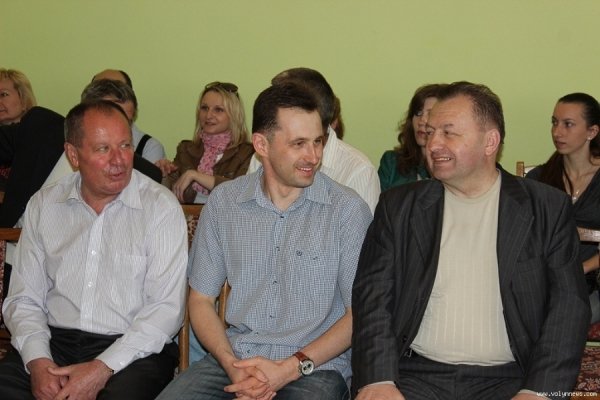 Луцькі  депутати з дітьми садили дерева. ФОТО