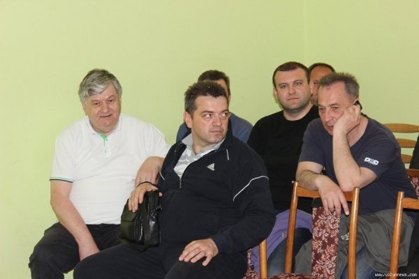 Луцькі  депутати з дітьми садили дерева. ФОТО