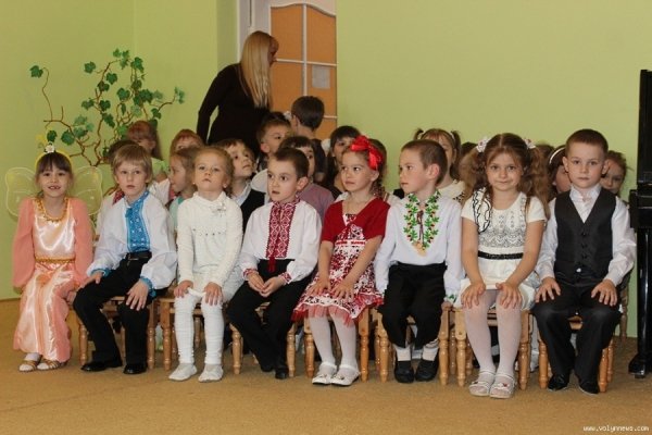 Луцькі  депутати з дітьми садили дерева. ФОТО