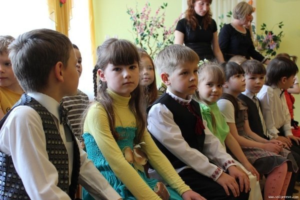 Луцькі  депутати з дітьми садили дерева. ФОТО