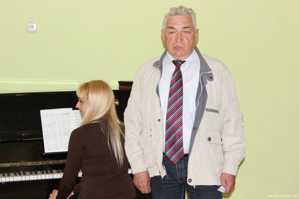 Луцькі  депутати з дітьми садили дерева. ФОТО