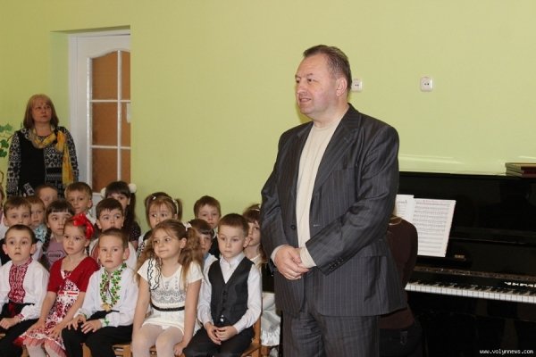 Луцькі  депутати з дітьми садили дерева. ФОТО