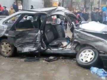 Сиділа на руках у мами: в аварії у Львові загинула 3-річна дитина. ВІДЕО